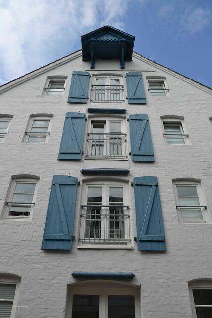 Gar nicht grau, sondern in weiß und hellblau zeigt sich diese Fassade in der Wasserreihe in Husum (Foto: Katja Woidtke)