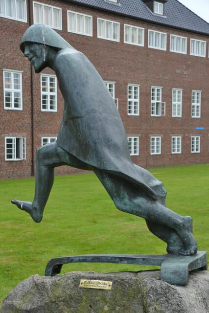 „Klabautermann“ von Walter Rössler (1967) vor dem Ludwig-Nissen-Haus in Husum (Foto: Katja Woidtke)
