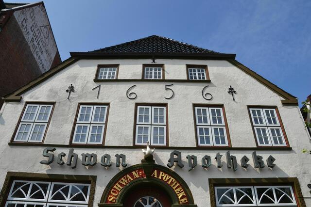 Nicht nur die Fassade der Schwan-Apotheke aus dem 17. Jahrhundert ist ein Hingucker. Es lohnt auch ein Blick in die Räumlichkeiten, den wir beim Kauf eines kühlenden Gels gegen Insektenstiche genießen konnten. (Foto: Katja Woidtke)