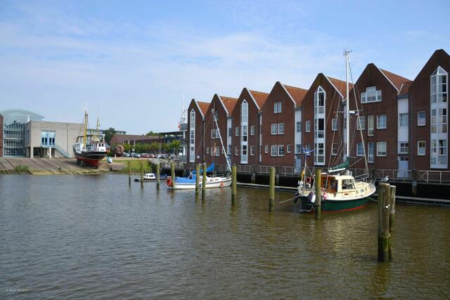 Husumer Hafen mit moderner Wohnbebauung im maritimen Stil bei Flut (Foto: Katja Woidtke)