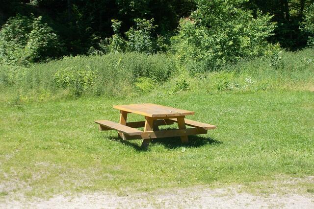 Vom einstigen Abenteuerspielplatz beim Grillplatz Augenquelle, der auch mit großem Engagement des Kinderschutzbundes und zahlreicher Sponsoren errichtet wurde, ist nichts mehr vorhanden. An dessen Stelle steht heute nur noch eine klägliche Bank, aber nichts mehr zum Spielen für Kinder.