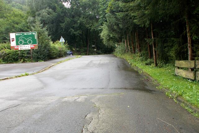 Im Dietrichstal, in Höhe des ehemaligen Cafe´ hat sich an mehreren Stellen die Straße stark abgesenkt, zum Teil bis zu fast einem halben Meter und  stellt für den Verkehr eine Gefährdung dar.