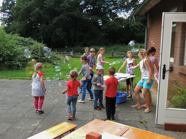 Seifenblasen fliegen durch die Luft