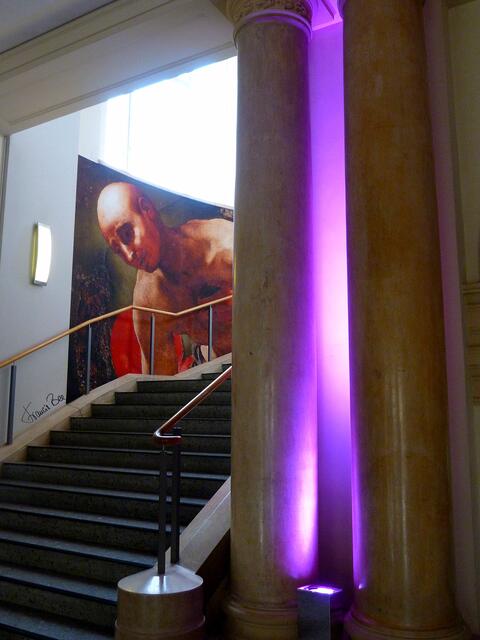 Lichtinstallation im Aufgang  des Ld.Museums