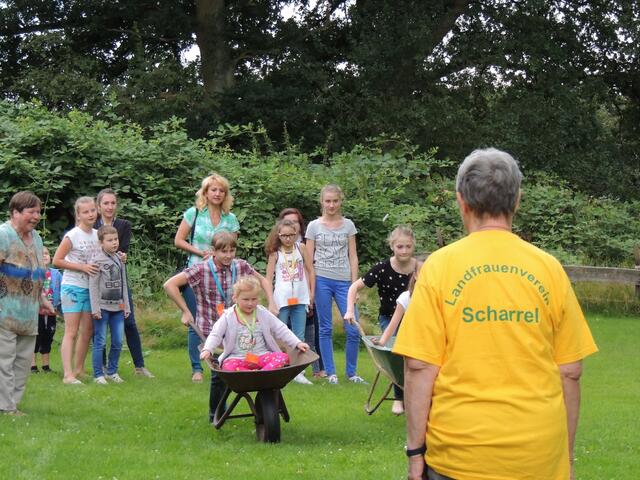 die Landfrauen-Tante muss umrundet werden