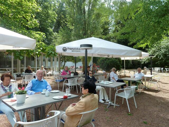 Den Leuten gefällt der Sonnenschein.