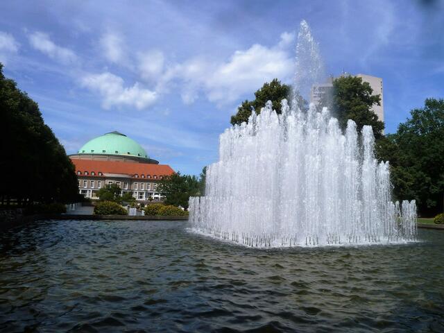 Im Hintergrund die Congresshalle und Kuppelsaal.