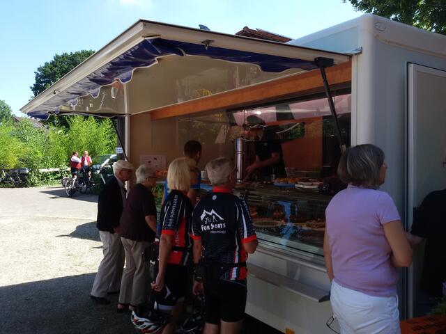 .. nach dem Mittagsessen gönnt man sich noch Kaffee und Torte ..
