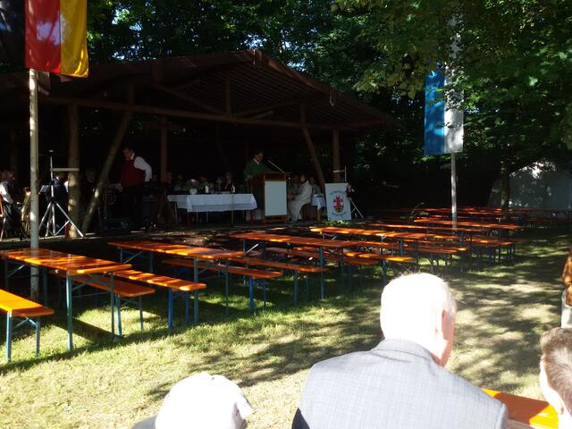 .. Pfarrer Singer beim zelebrieren der Heiligen Messe ..
