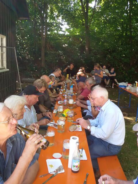 .. gemeinsames Essen am Montag nach den Abbauarbeiten ..