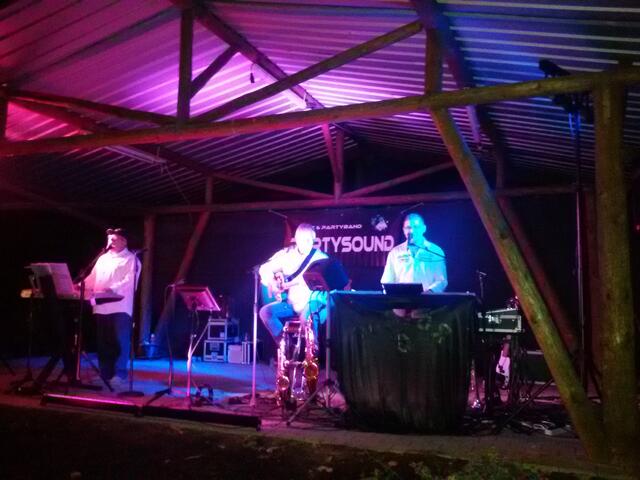 .. die Musikband "Party Sound" ..