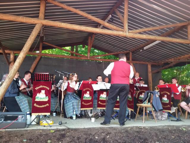 .. die Musikkapelle des Musikverein Reisensburg spielt zum sonntäglichen Weisswurstfrühschoppen ..