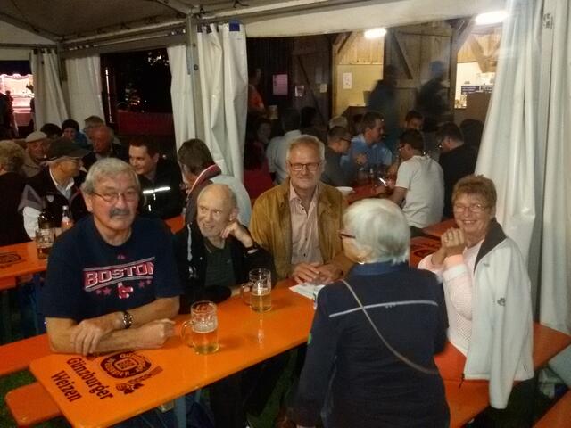.. vor dem Zelt gegenüber der Bühne ..