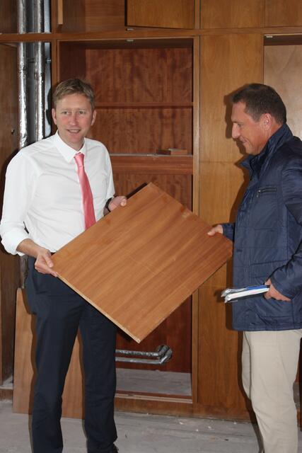 Altes Rathaus: Bürgermeister Richard Greiner (l.) und Lothar Baumeister (Bauaufsicht Stadt Neusäß) zeigen einen alten Einbauschrank, der von der Schreinerei Gottfried Mayr aus Westheim aufbereitet wird