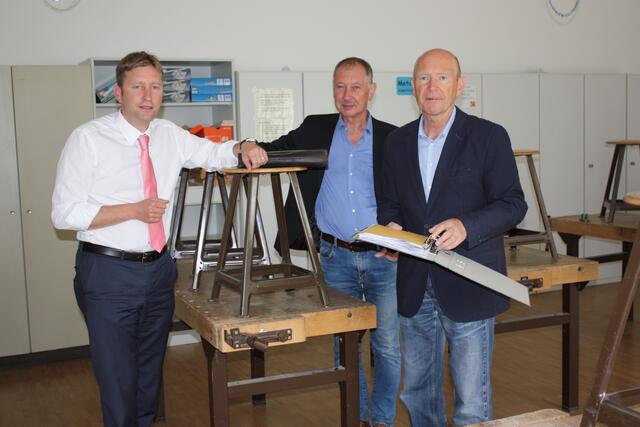 Eichenwaldschule: Bürgermeister Richard Greiner, Architekt Gerhard Tham und Herbert Zimmermann von der Stadt Neusäß (v.l.) im Werkraum im lichtdurchfluteten Souterrain