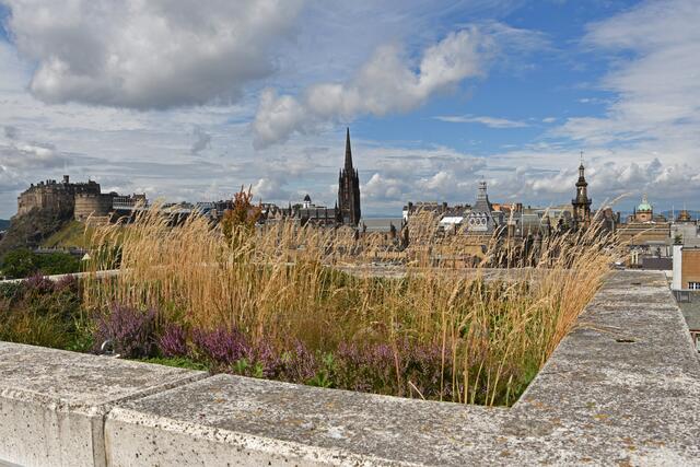 Blick vom Museum of Scotland | Links das Edinburgh Castle mit den Tribühnen für das Military Tattoo | Foto: SCHWARZE-aer-PHOTOGRAPHIE