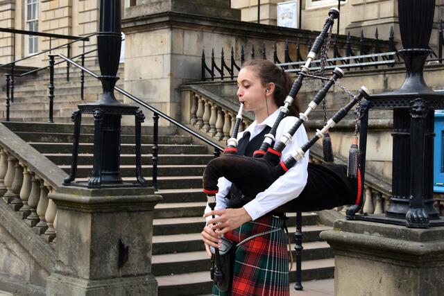 Edinburgh |  Dudelsackspielerin | Foto: SCHWARZE-aer-PHOTOGRAPHIE