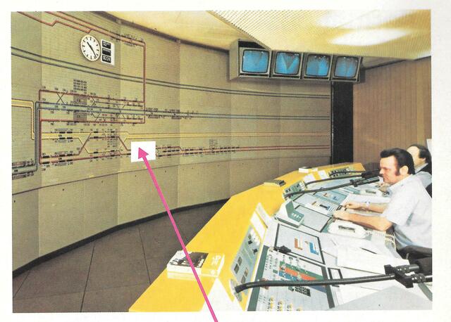 Schon 1982 ist die Stadtbahnlinie "D" als grüner Doppelstreifen unter der Uhr auf dem Spurplan der Leitstelle (damals am Kröpke) zu sehen. | Foto: © Üstra 1982