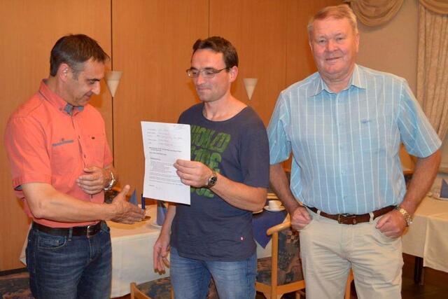 Gruppensprecher Volker Hahn (li) und sein Stellvertreter Frank Bode (re.) begrüßen Björn Asche als 100. Mitglied | Foto: Erwin Müller