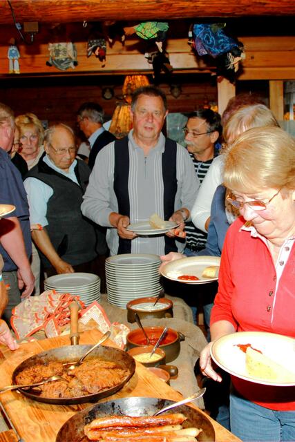 Dem fachlichen Vortrag schloss sich ein leckeres Grill-und Salatbüffet an.