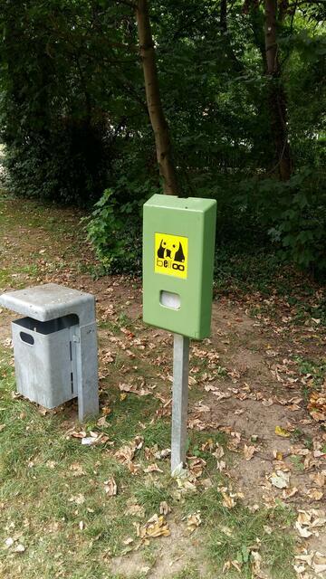 Hundeklo mit Plastiktüten für die Vierbeiner.