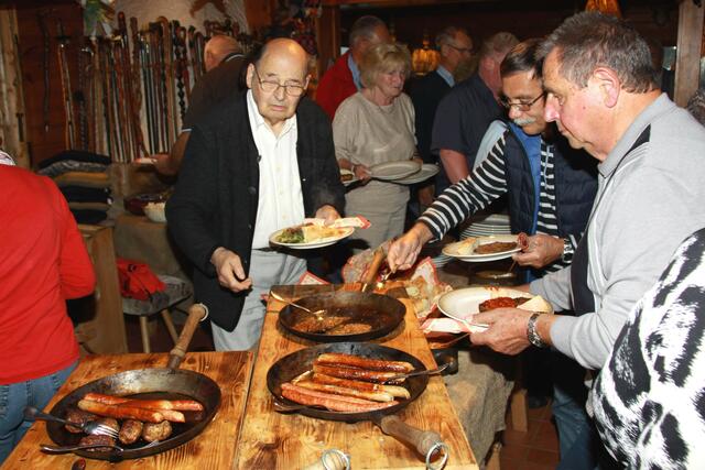 Dem fachlichen Vortrag schloss sich ein leckeres Grill-und Salatbüffet an.