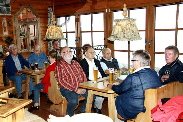 Zum Haus & Grund-Stammtisch war die Waldgaststätte Bismarkturm bis auf den letzten Platz besetzt.