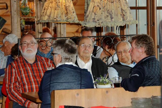 Zum Haus & Grund-Stammtisch war die Waldgaststätte Bismarkturm bis auf den letzten Platz besetzt.