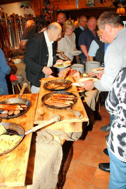 Dem fachlichen Vortrag schloss sich ein leckeres Grill-und Salatbüffet an.