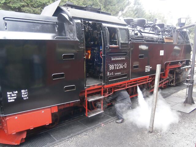 Umsteigen in Drei Annen Hohne. Die Dampflok für die Fahrt zurück nach Wernigerode steht bereit