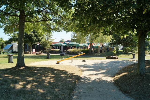 Ein Blick von unserem "Ruheplatz" zur Terrasse des Seerestaurants