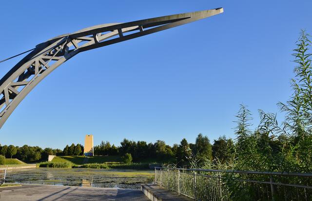 An der Schwanzflosse des EXPO-Wals