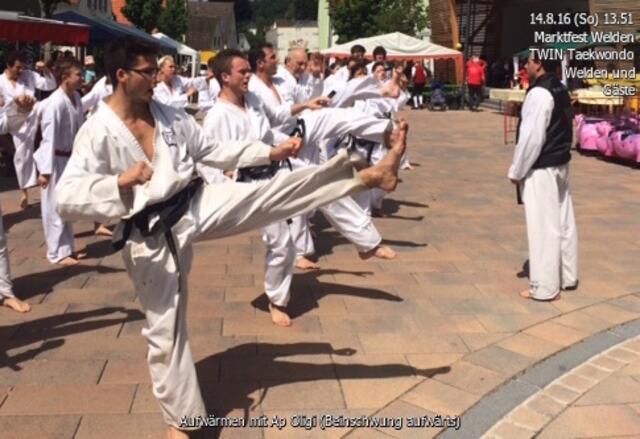 Aufwärmen mit Ap Oligi (Beinschwung aufwärts)