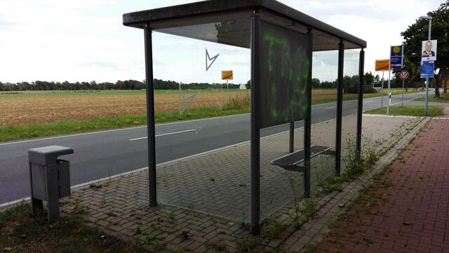 Am Samstag, 13.08.16 gegen 11:30 Uhr wurde die Glashaltestelle gereinigt. Es sind nur noch kleinere Spuren zu sehen. Hoffentlich bleibt das so sauber !