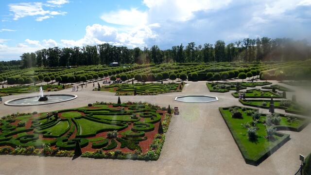 Schlosspark mit Alleen und Beeten