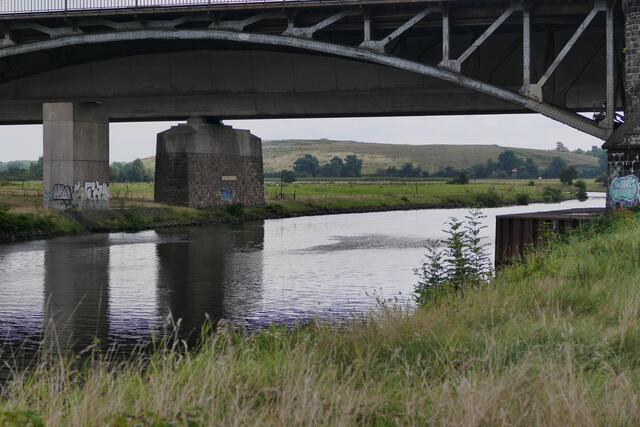Vorne die viergleisige Eisenbahnbrücke, dahinter A 3 auf zwei Einzelbrücken von unten