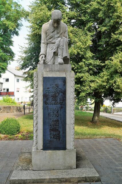 Ehrenmal an der Kirche