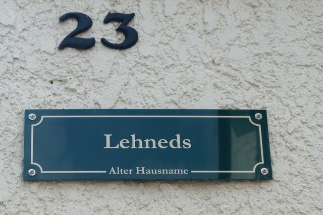 An vielen älteren Häusern der alte Hausname