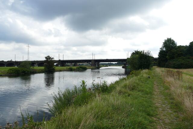 Eisenbahnbrücke, dahinter die A 3
