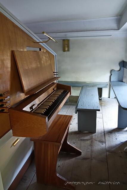 Auf der Empore die Orgel..