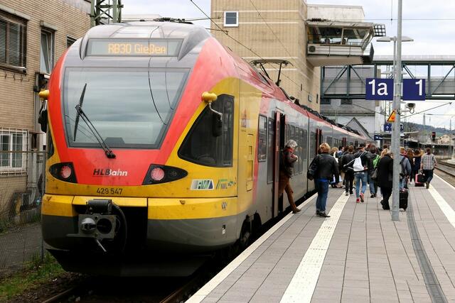 Der fünfteilige Triebwagen hat gerade sein Ziel in Marburg erreicht (08.04.2016).