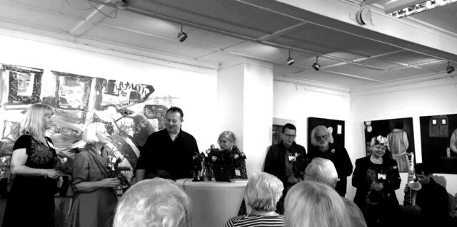 Impressionen der Ausstellung "KUNSTVERNETZT" 2016 in Nordstemmen - Judith Riemer, Silvia Withöft-Foremny, Lars Schumacher, Renate Golde, Norbert Klora, Ralf Sommer und Marianna Buchwald während der Laudatio. | Foto: Angela Preijs