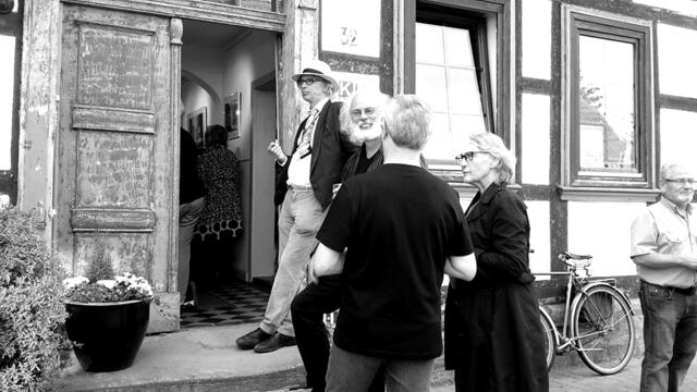 Künstler Ralf Sommer eingerahmt von Freunden und Besuchern der Ausstellung - Impressionen der Ausstellung "KUNSTVERNETZT" 2016 in Nordstemmen