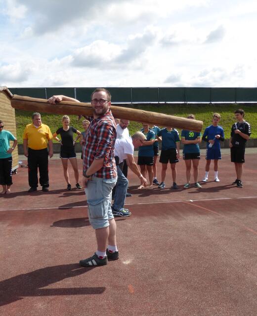Wie bitte? Nein, der Stamm ist doch nicht schwer. Das sieht man doch.