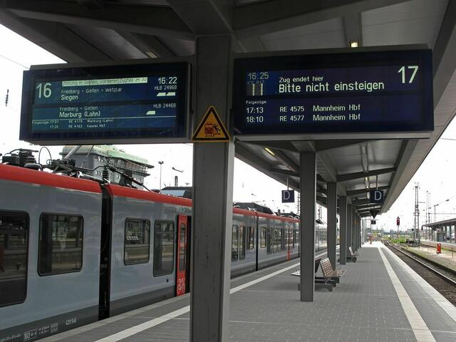 Während des Umbaus vom Bahnsteig zwischen Gleis 14 und 15 hält die HLB auf Gleis 16 (12.07.2016).