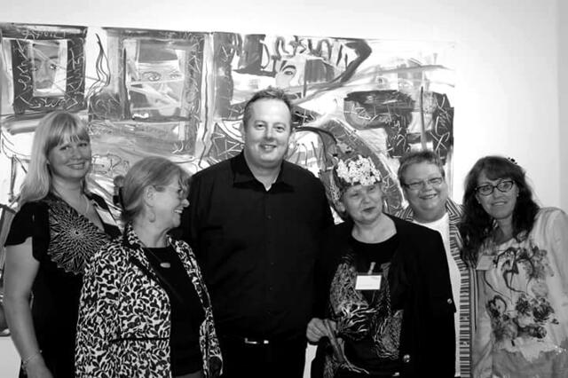 Judith Riemer, Renate Golde, Lars Schumacher, Marianna Buchwald, Marion Kerns-Röbbert und Cornelia Brand Sarstedt nach der Vernissage - Impressionen der Ausstellung "KUNSTVERNETZT" 2016 in Nordstemmen