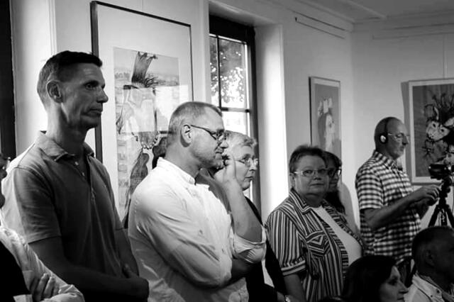Prominente Gästen: Kandidat für den Landrat des Landkreises Hildesheim Herr Olaf Levonen, neben Olaf Unger, Silvia Wiethöft Foremny, Marion Kerns-Röbbert, Cornelia Brand Sarstedt und Rolf Schmidt. Impressionen der Ausstellung "KUNSTVERNETZT" 2016 in Nordstemmen | Foto: Martina Rick
