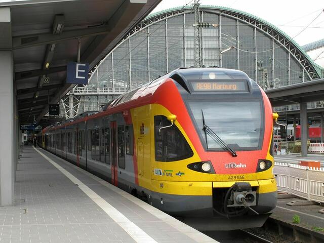 Während des Umbaus vom Bahnsteig zwischen Gleis 14 und 15 hält die HLB auf Gleis 16 (12.07.2016).