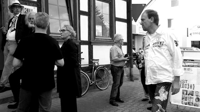 Inspirierende Gespräche vor dem KuNo - Impressionen der Ausstellung "KUNSTVERNETZT 2016 im Kunsthaus Nordstemmen