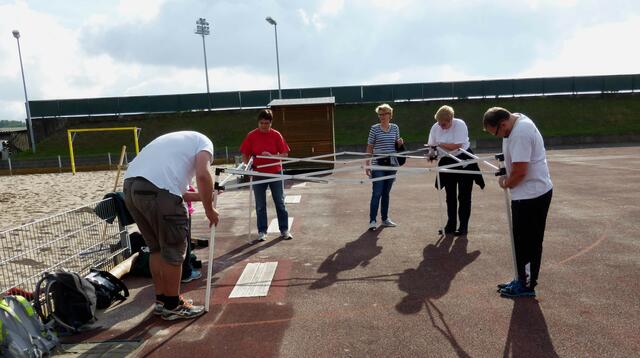 Helfer des TV-Lohnde beim Aufbau des Pavillions